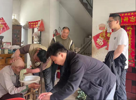 暖心救援！分散供养特困老人意外摔伤 邻里干群接力救助
