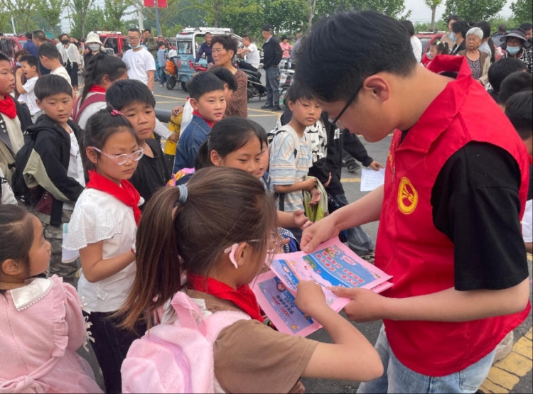 皂河镇开展青少年防溺水安全教育宣传活动