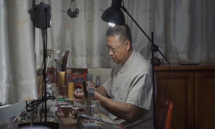 136道工序让破碎的瓷器重焕新生