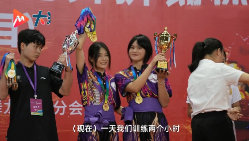 桂林两女生为学分舞狮意外拿十几个奖