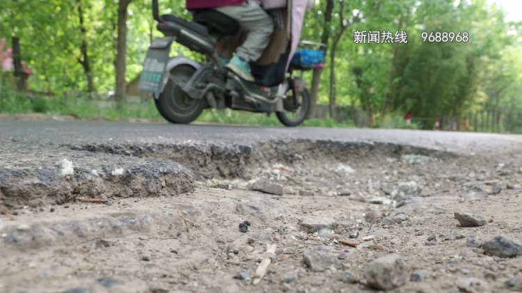 道路破损“坑”苦市民，何时平整前行？