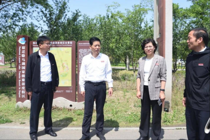 张先彦现场调度骆马湖“微马”赛事筹备工作