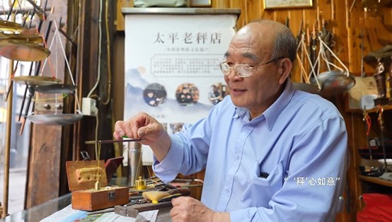 长沙75岁爷爷做出能称头发丝的秤