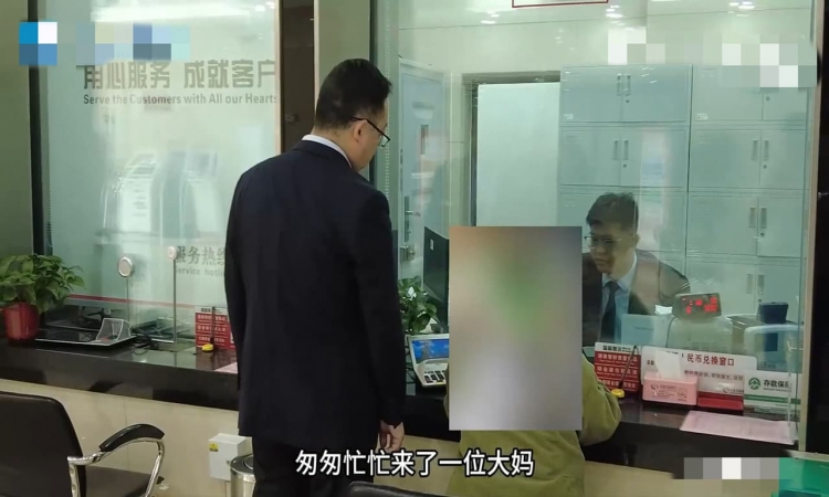 小孩玩手机被骗子控屏盗刷61笔钱 民警悉数追回