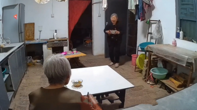 闺蜜独居后80岁奶奶一日三餐来陪吃