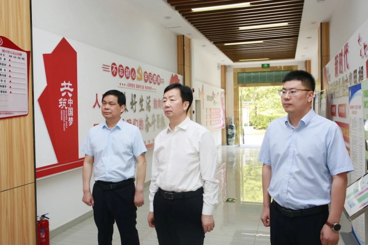 冯如意调研深入贯彻中央八项规定精神学习教育开展情况