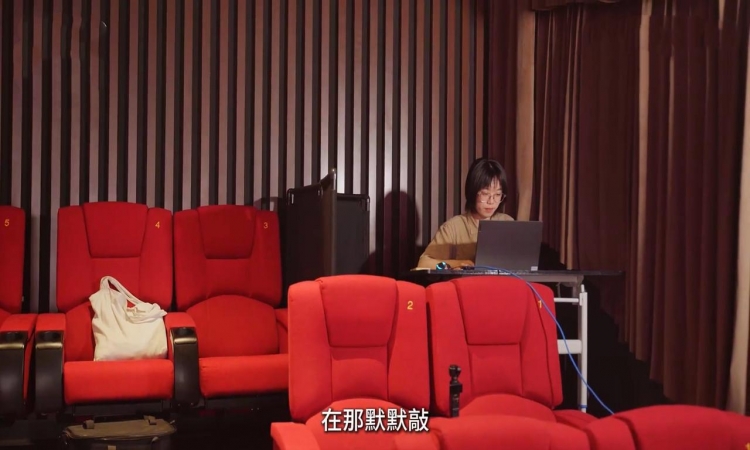 幕后英雄！他们在电影院里敲字幕