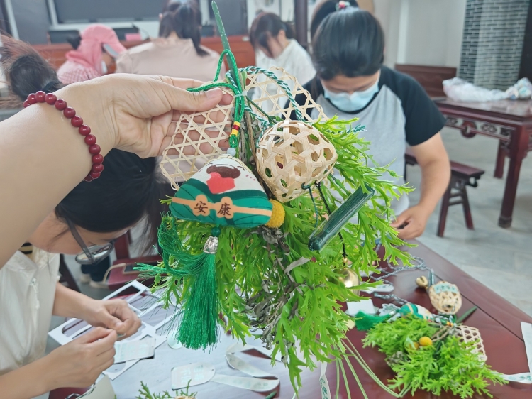 皂河镇英庄村：粽情端午邻里欢  暖心关怀传温情