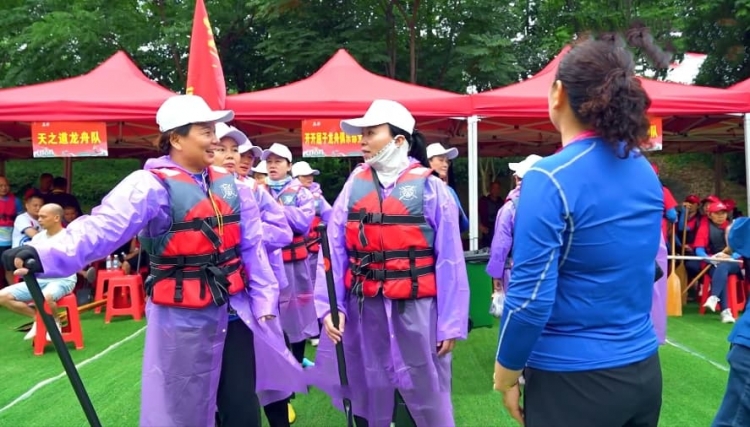 全员女生龙舟队30年后重返赛场