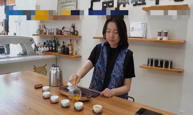 油画师变茶博士 她用十年泡出人生新滋味