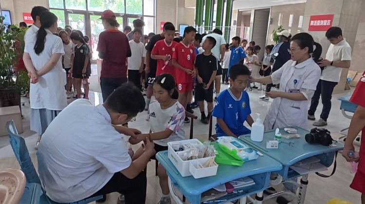 针灸+膏药+香囊 市中医院为足球小将送上健康“大礼包”