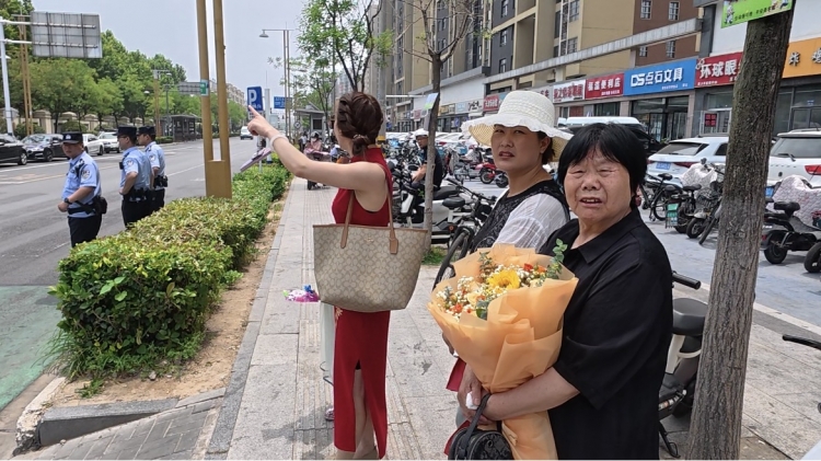 中考进行时：考场外的守护 是跨越700多公里的爱
