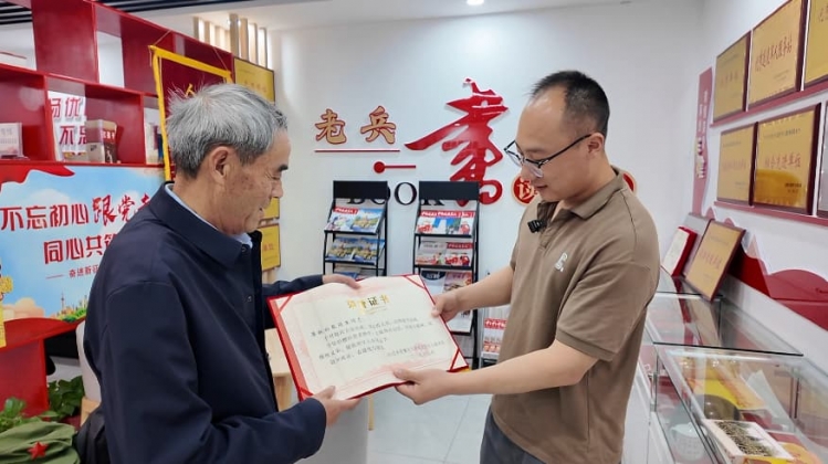 老兵张同生捐赠战场纪念品 让红色精神代代传！