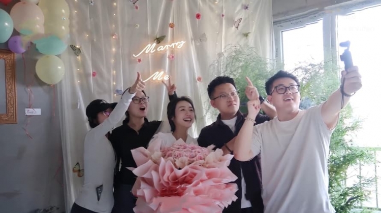 恋爱一年半小伙为女友办爱情展览
