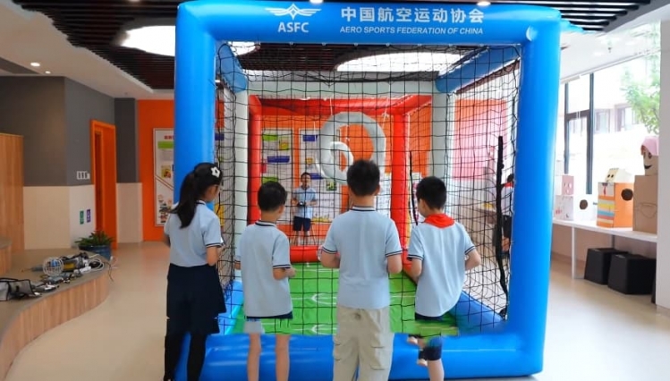 小学生把足球玩上天了