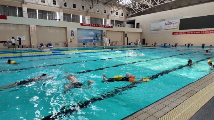 盛夏已至：游泳馆迎来客流高峰 市民水中觅清凉