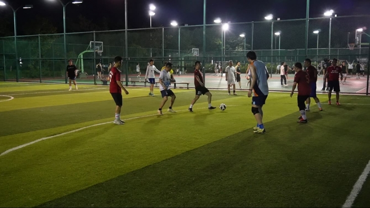 “苏超”联赛点燃足球激情 夏夜球场迎来“全民踢球”热！