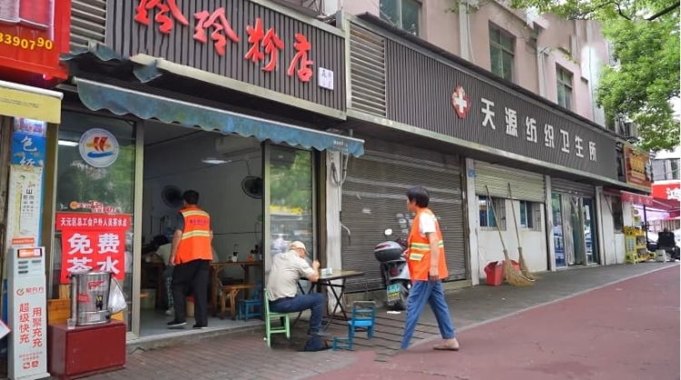 粉店老板娘14年如一日照顾非亲老人