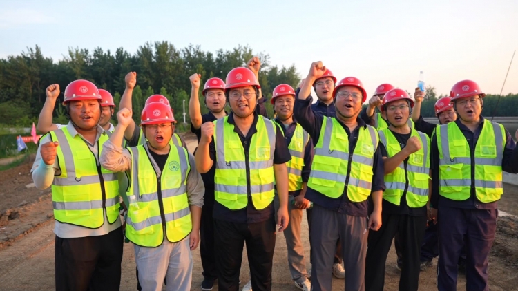 最强应援来了 | 工地声浪最澎湃 宿连劳动者为“苏超”喝彩！