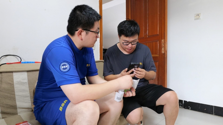 暖心！智能手环免费送上门 为老人戴上“安全护身符”
