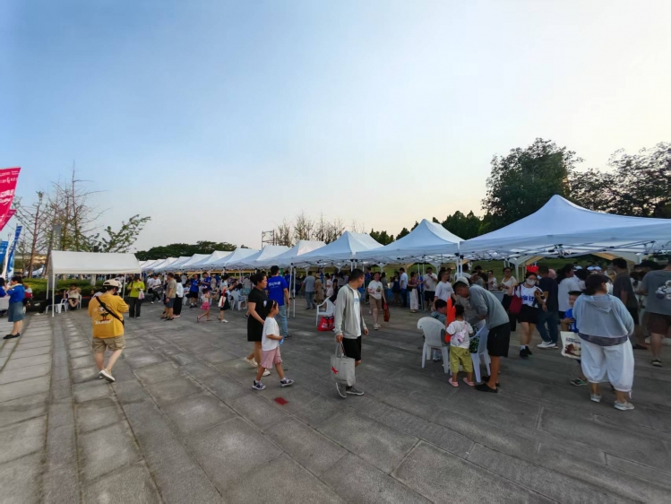 “苏超”外场 | “优品市集”近百户商家花式宠粉 现场人山人海“像过年”！