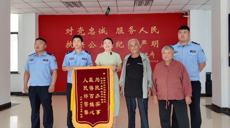 感动！两位老人车坏半道走不动 辅警化身“车夫”将其送回