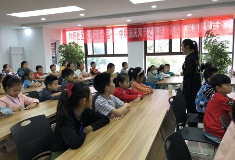 三棵树街道叶圩社区举办 “家与国在一起——中秋国庆双节之际话‘家国’”社区课堂活动