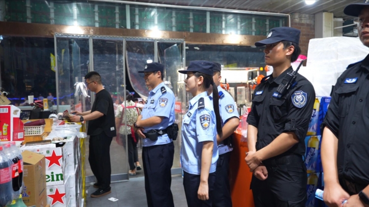 第一现场 | “亮剑”夏夜治安 守护城市烟火