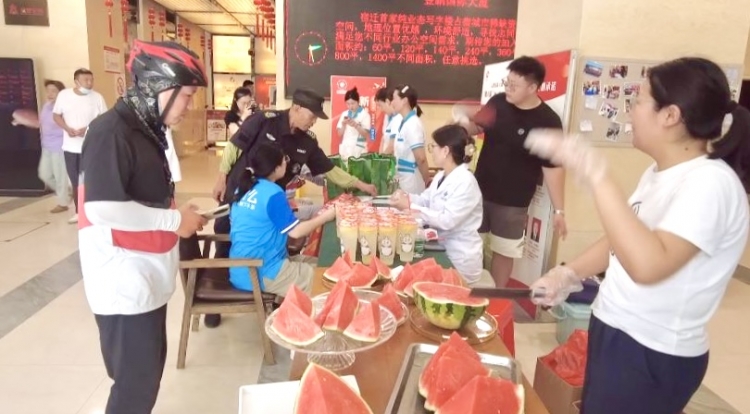 高温之下 | 很有爱 街道办为骑手们送上100份“防暑礼包”