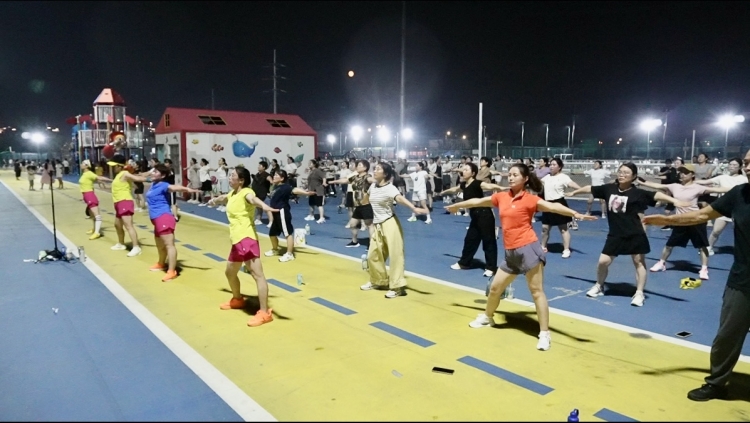 文明20条·十年回眸 | 放低音量遛狗牵绳 小细节里见素养