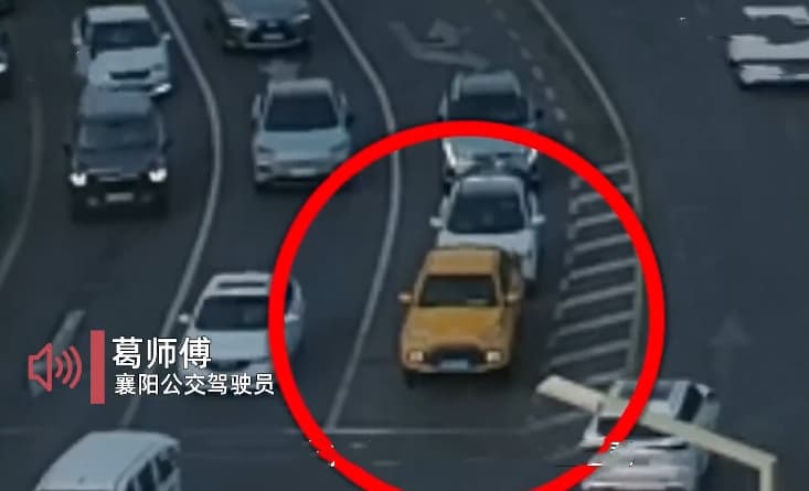 男子开车突然昏迷公交司机砸窗救人