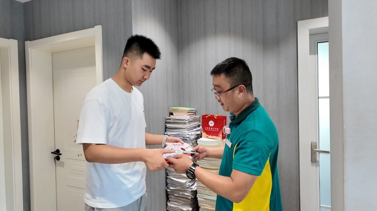 恭喜！市区首封高校录取通知书已送达