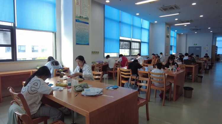 高温之下 | 热浪催生“蹭凉族” 大桥下图书馆变身纳凉地