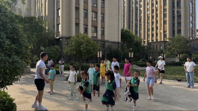 爸爸带6岁女儿跑步吸引小区一群娃