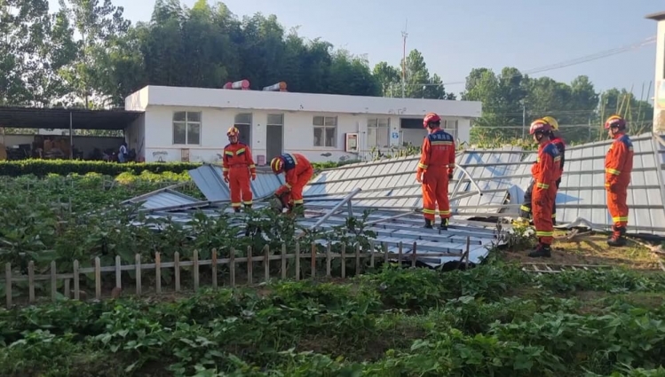 救援！养老服务中心屋顶被掀翻 消防及时清障