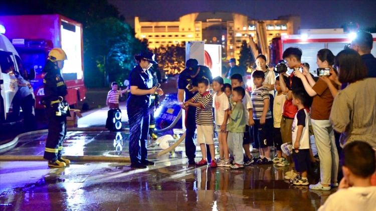 纳凉学防诈！暑期安全“大礼包”送到市民身边