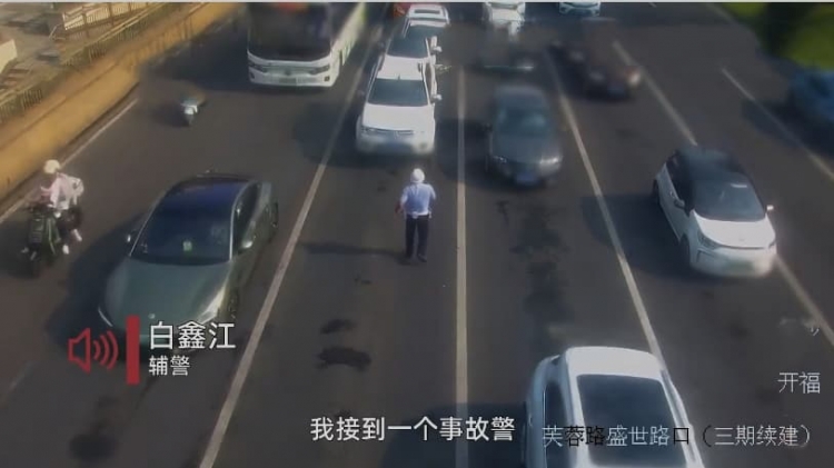 长沙司机行驶中热晕交警紧急救助