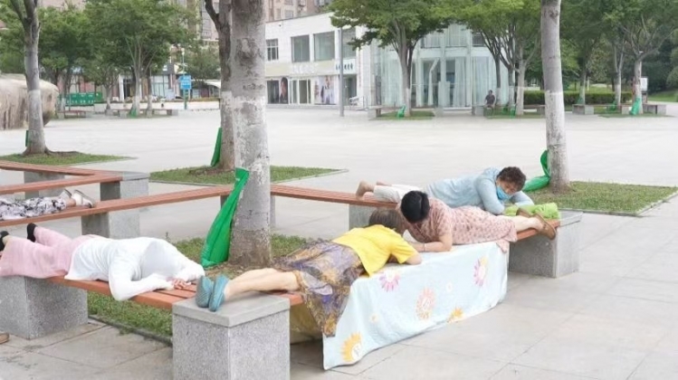 三伏将至：高温天花式“晒背” 部分人不宜盲目跟风