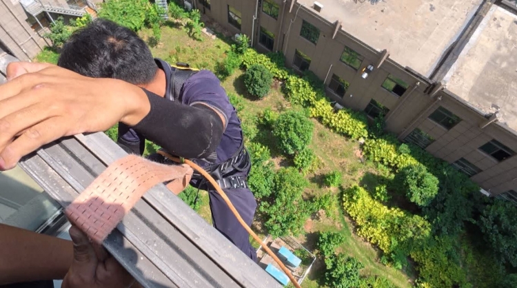 高温下的劳动者 | 装空调的父子：父亲系紧的安全绳 是我悬在窗外的“定心丸”