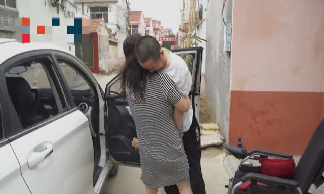 52岁女子带渐冻症丈夫跑车