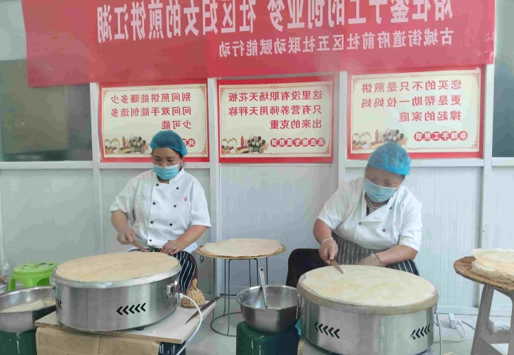 今晚讲述| 社区里的“煎饼侠”：摊开面糊卷起暖 烙出邻里幸福味