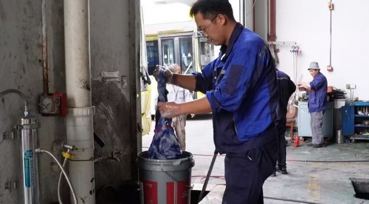 高温下的劳动者 | 衣服拧出水油污沾满手 公交车维修工蒸笼“烤”验