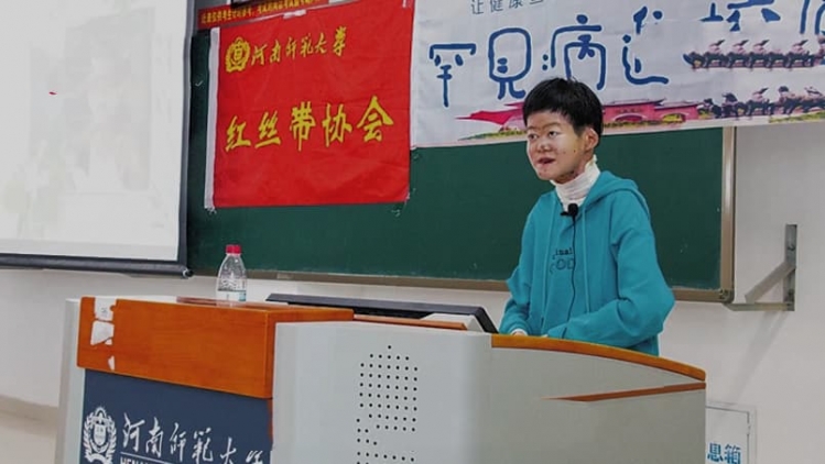 24岁罕见病女孩用读书止痛