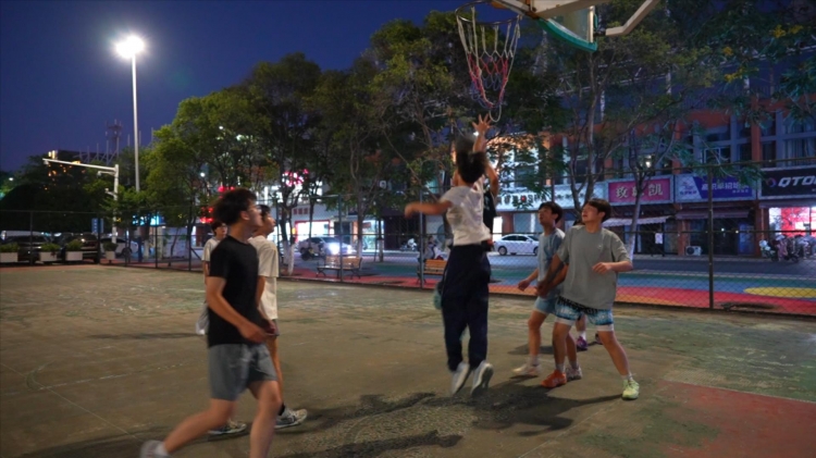 越夜越精彩（1） | 奔跑跳跃 运动场上绽放青春风采