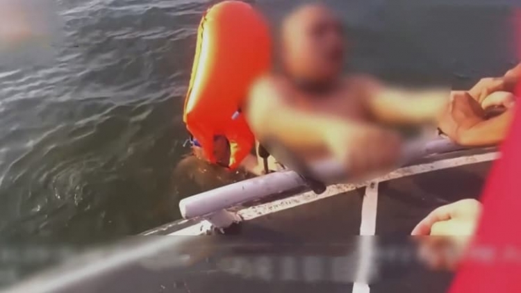 水警执法时顺手救了个人