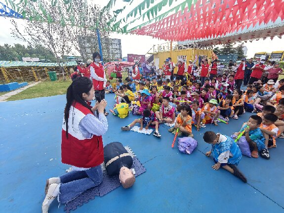 市洋河新区：水上安全小课堂开进奇趣欢乐城