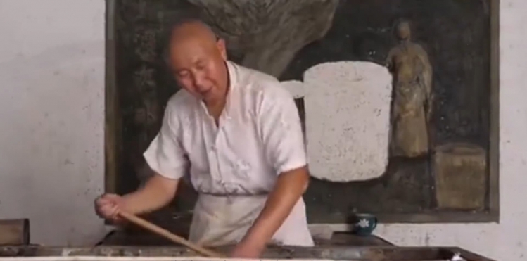非遗传承人用树皮造纸 薄到可吹上天