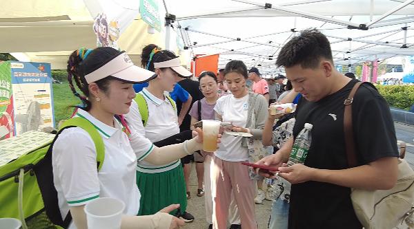 苏超场外掀起夏日激情：优品市集“骆马湖啤酒女孩”带来清凉畅饮