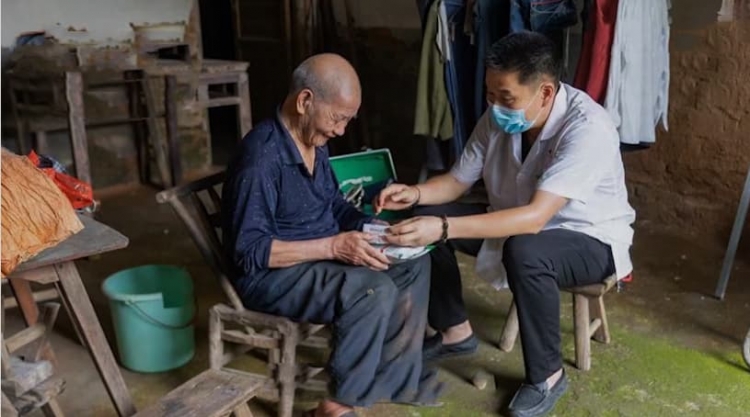 村医一个举动全村老人22年无中暑