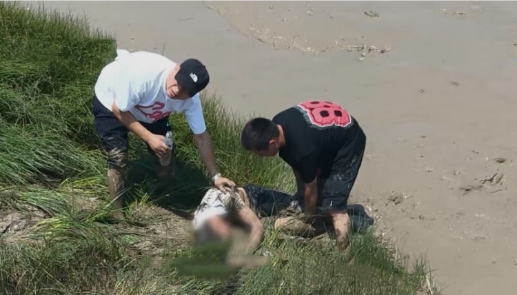 一家三口赶海顺便救了个人